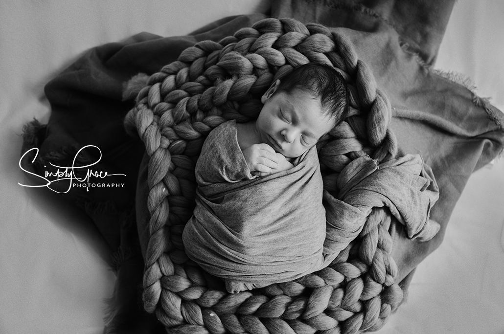 leavenworth newborn photographer in home session black and white