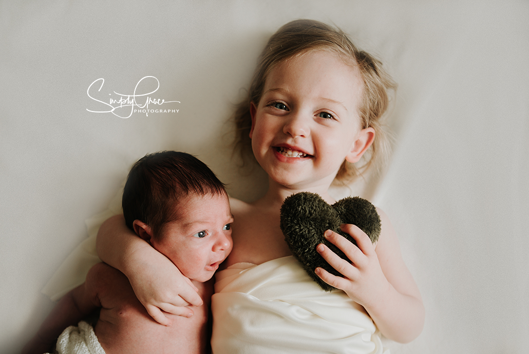 leavenworth newborn photographer in home session with two year old sibling