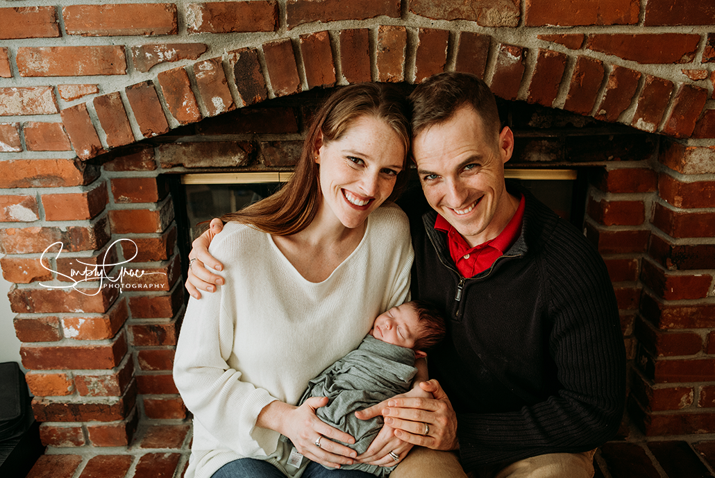 leavenworth newborn photographer in home session family shot in front of fireplace