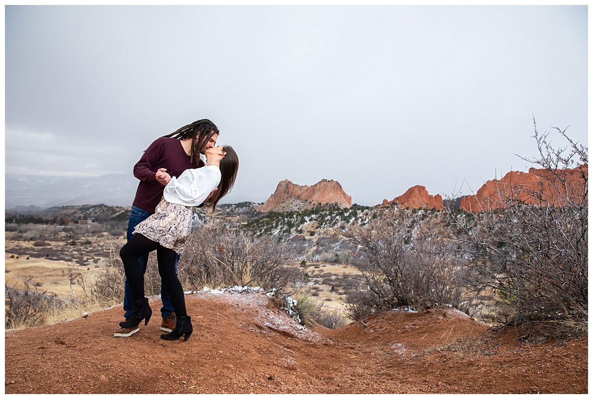 couple doing a dip kiss at garden of the gods overlook